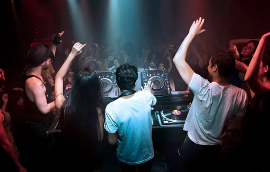 Outfit techno : comment la culture techno influence la mode femme et homme ?
